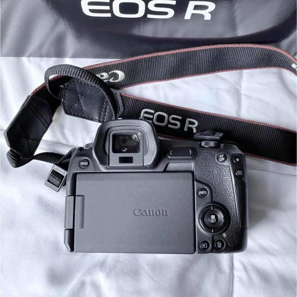 Canon EOS R Digital Camera with Lens - Black - Picture 5 of 10